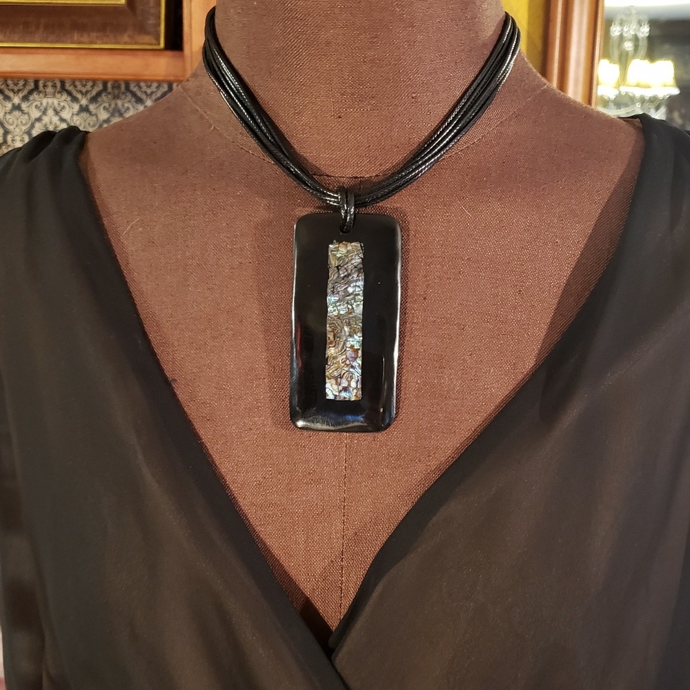 CHOKER NECKLACE BLACK OBLONG WITH ABALONE SHELL